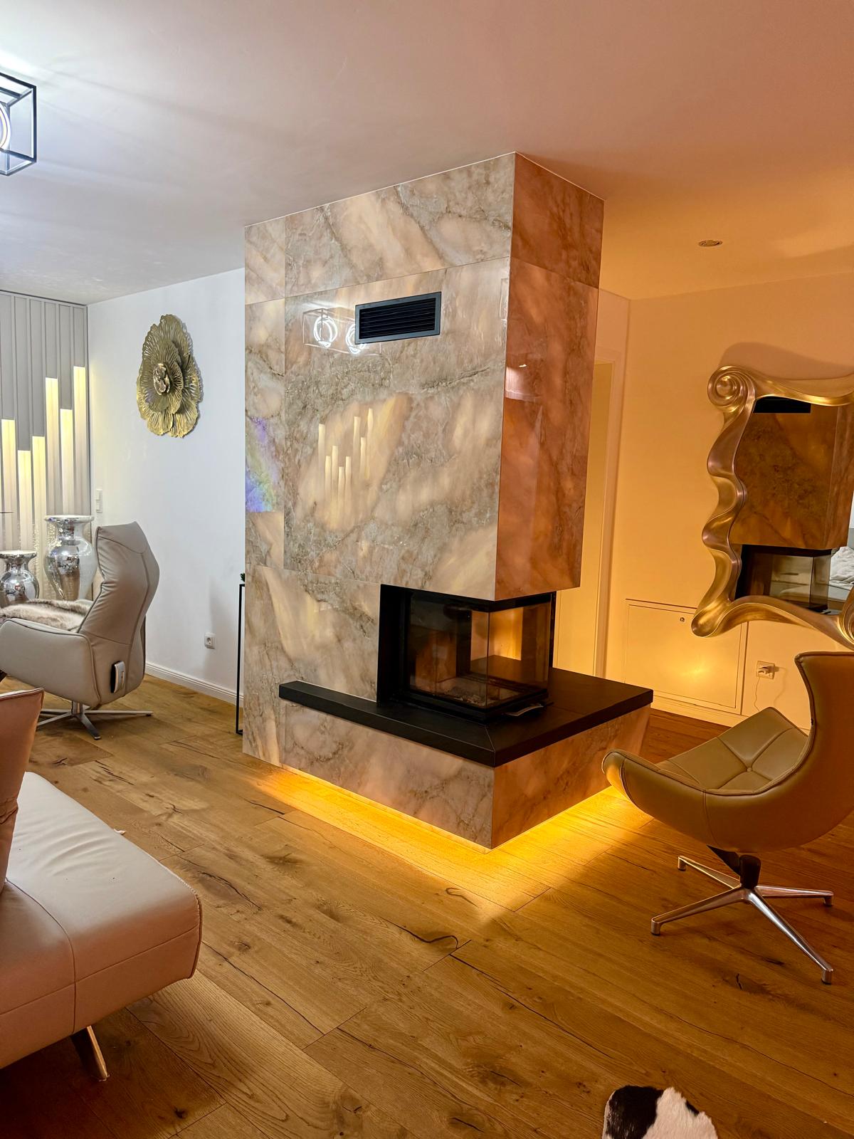 Komplettsaniertes Wohnzimmer mit Marmor-Kamin, Eichenholzboden und Designer-Sesseln