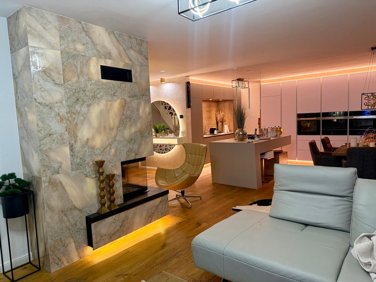 Komplettsaniertes Wohnzimmer mit Marmor-Kamin und offener Designerküche, Referenz Denjali Bau UG Memmingerberg